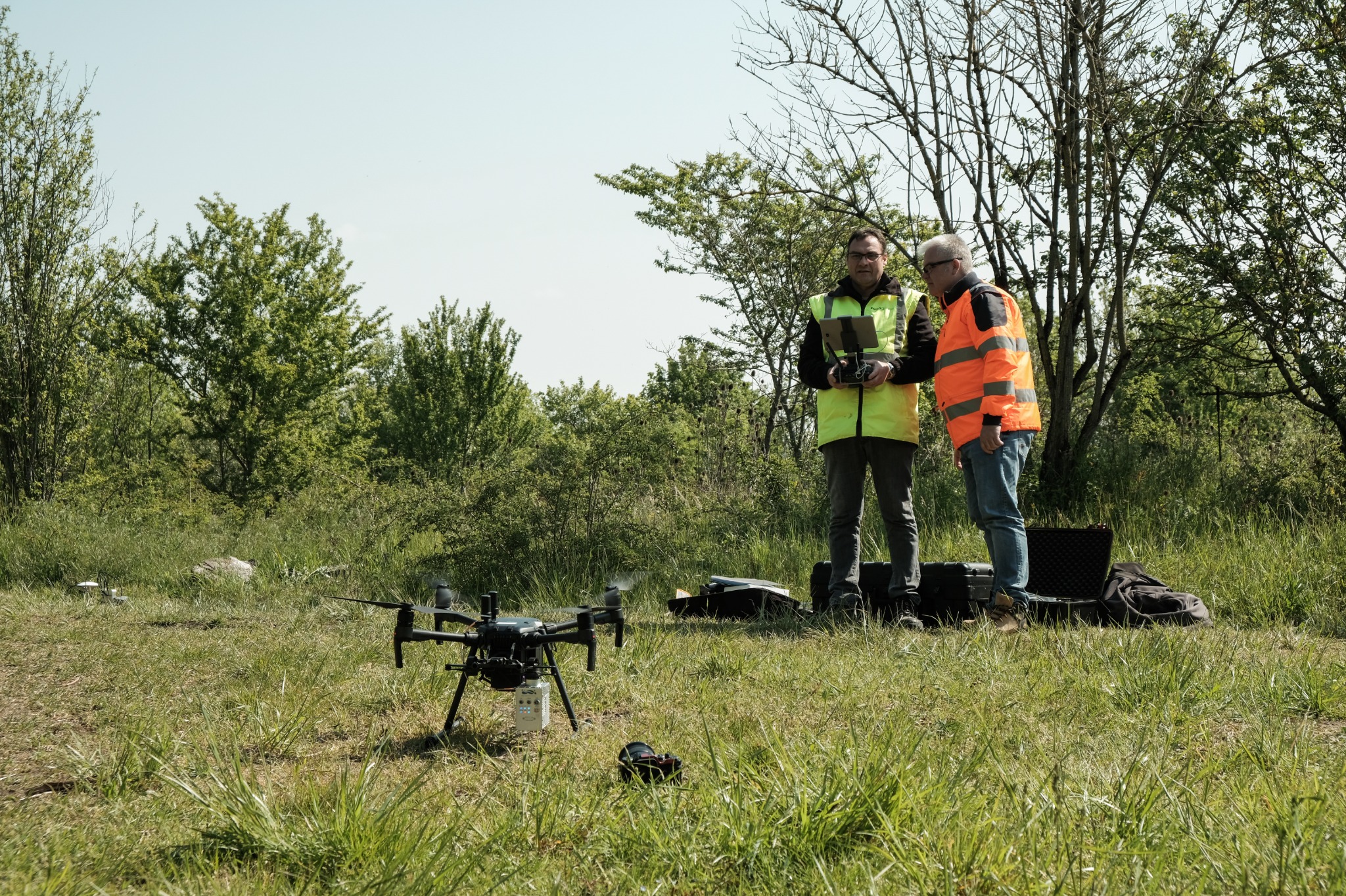 Jean-Philippe Masson et Olivier Cazenave préparant une mission drone LiDAR