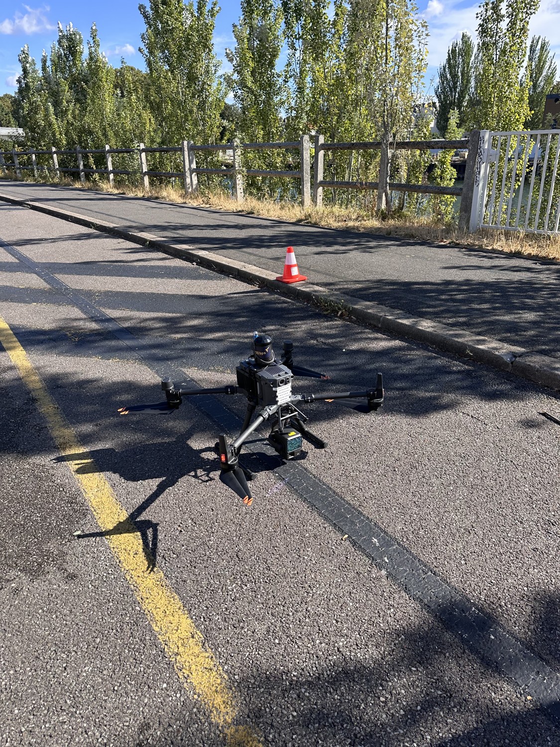 Drone Scandrone équipé pour une acquisition LiDAR, photographié au sol